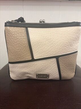 Nine West Kiss Lock Crossbody ❤️